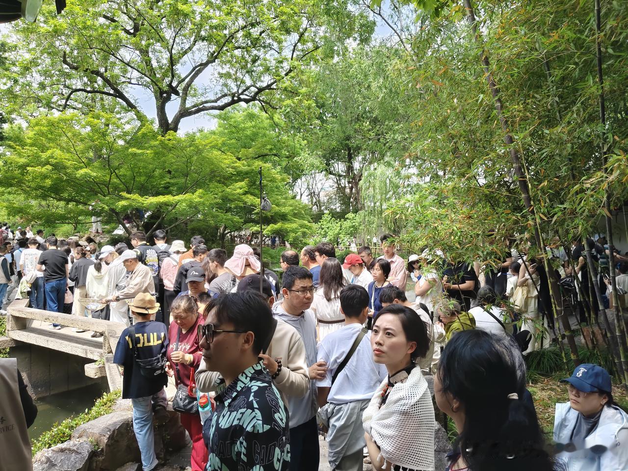 今年暑期旅游人数真的少了吗？

今天八一建军节，中午战友聚会，除了在石家庄生活的