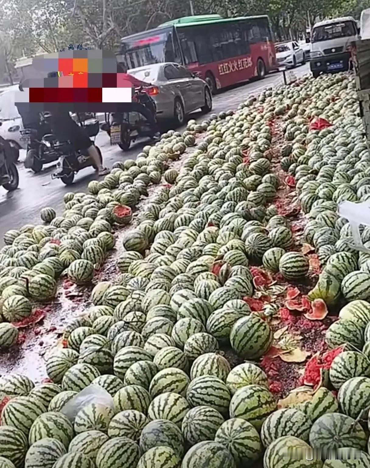 河南永城卖西瓜的商贩真是牛啊。卖个西瓜把路占一半，这让人怎么通行呢。

有人说底