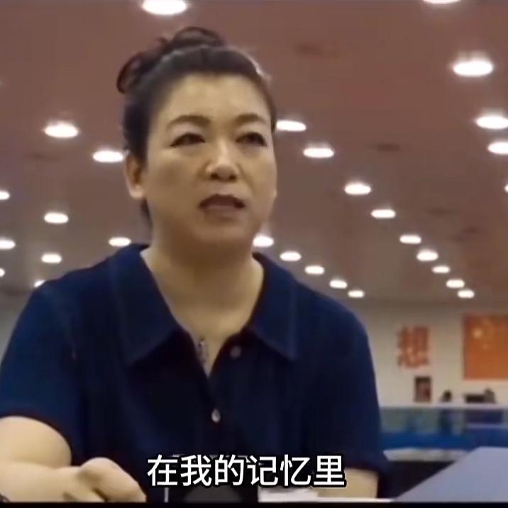 高君如说：莎莎从小练球就很刻苦，每天到球馆都是把球装得满满的，甚至都要掉下来，很