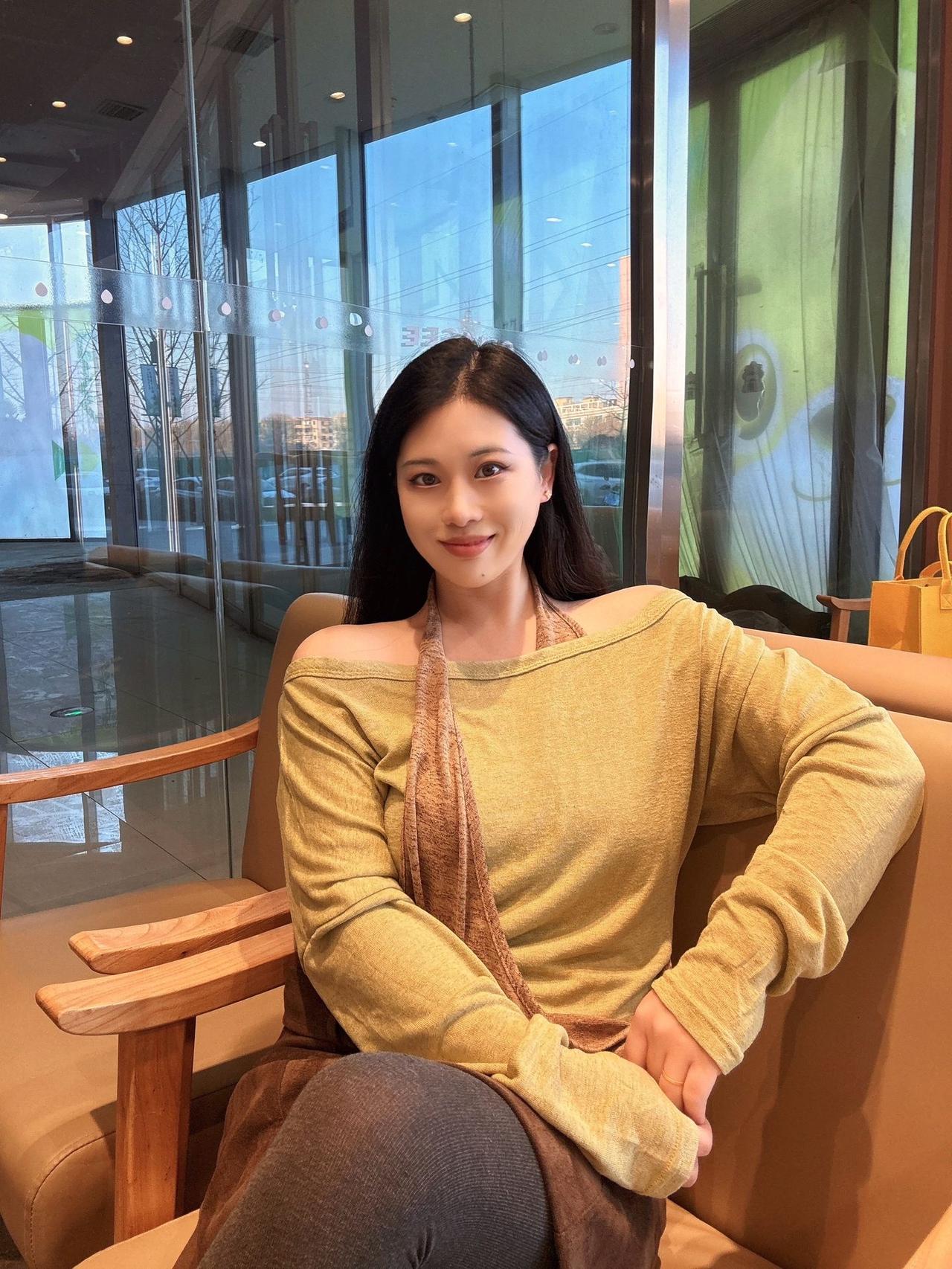 在咖啡馆的阳光里，微笑的时光