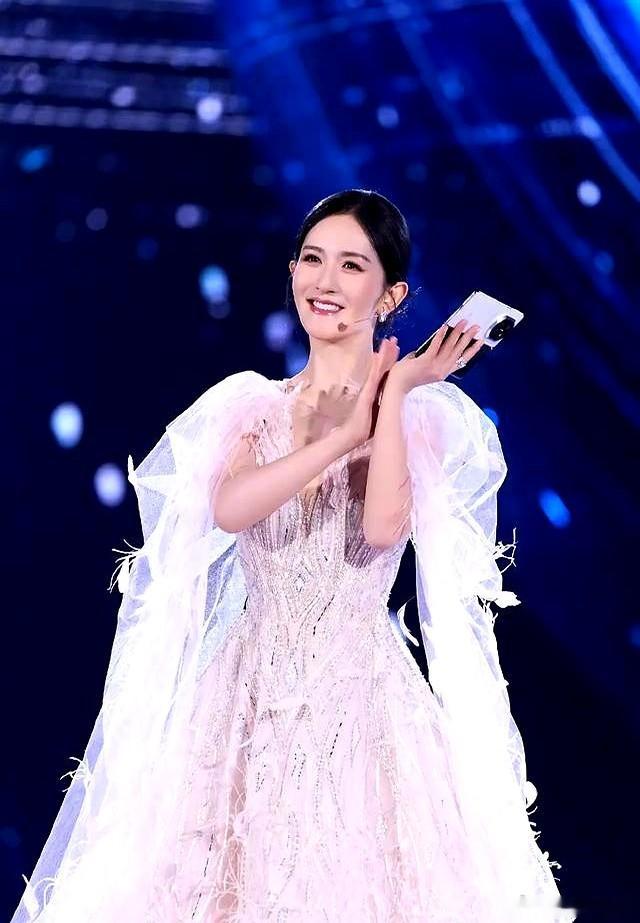 谢娜刚在《浪姐》直播镜头前昂着头高调宣布“暑假要开万人全国巡演”，转头就把闺蜜李