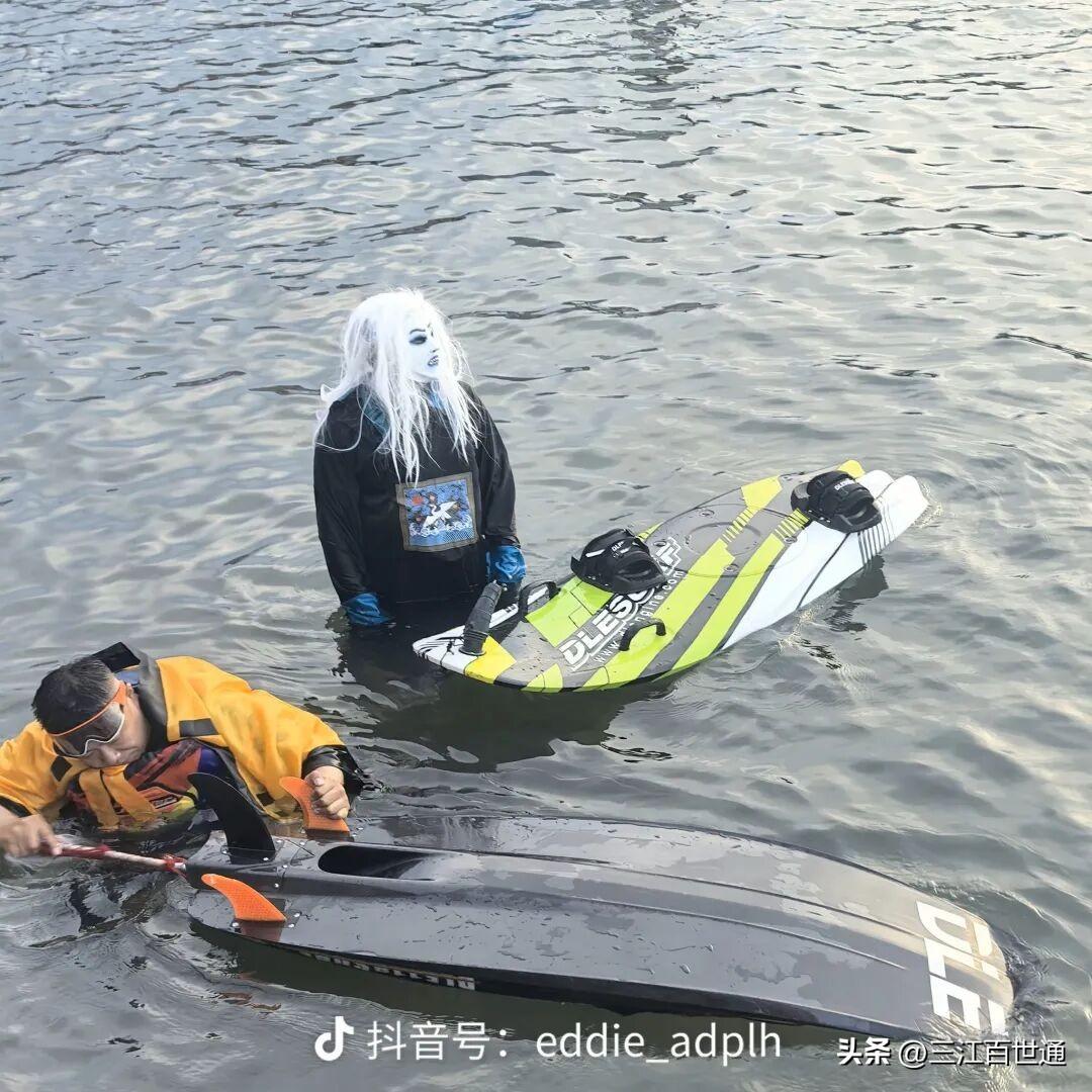 宜宾长江边惊现“僵尸”！现场好多人看，网友实拍现场！
每年入夏，宜宾人踩水的"血