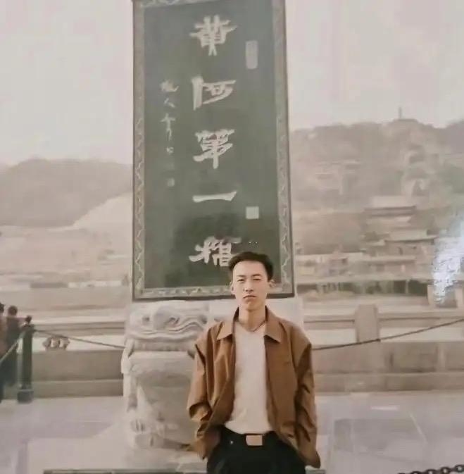 二十年原地留影，从前桀骜不服，如今坦然臣服。时光无声，带走锐气，沉淀沧桑，谁看懂