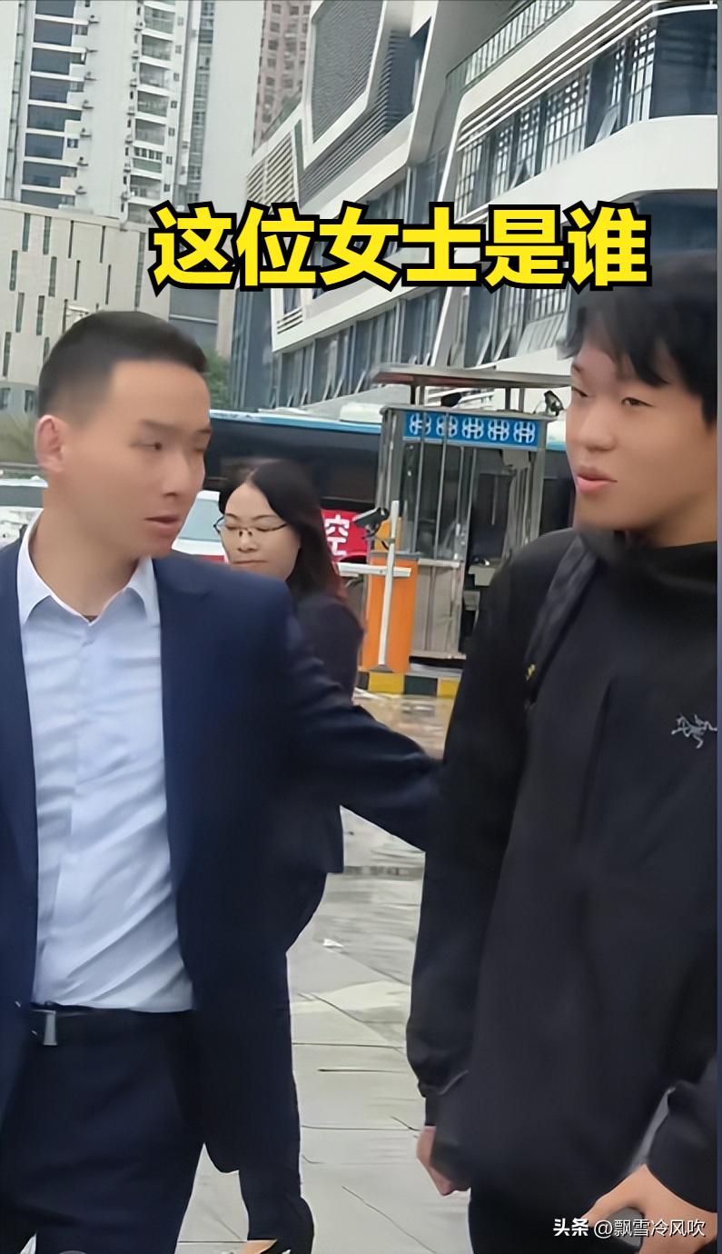 奔驰女出现在镜头里一直拿着手机在拍谢浩男，就像解清帅那时候他们家那个财务一直跟着