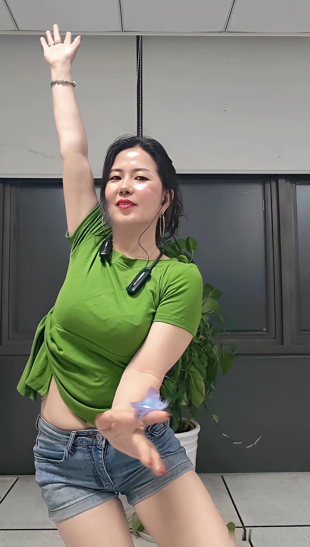 女人穿金戴银
大金镯子耳环项链
越是戴的越多
越是有多肤浅
女人越是炫耀
说明她