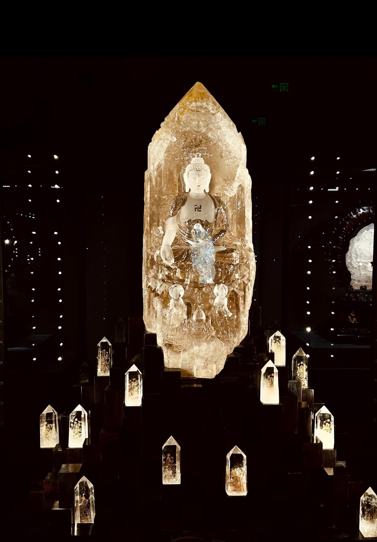 杭州新开丨今年超震撼免费展览出现了！
晶澈澄明：翁祝红水晶艺术展观展
有想过好看