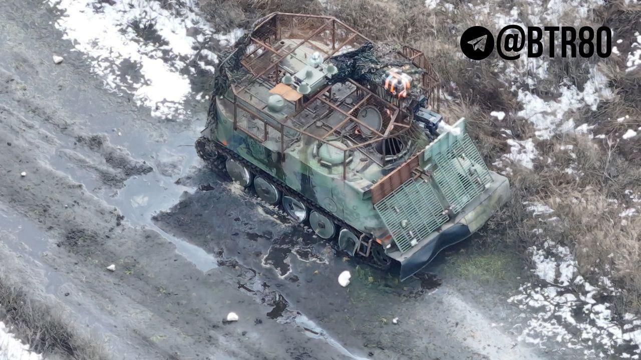 乌克兰武装部队的数辆瑞典 Pvb 302 型装甲运兵车在第聂伯罗彼得罗夫斯克州被