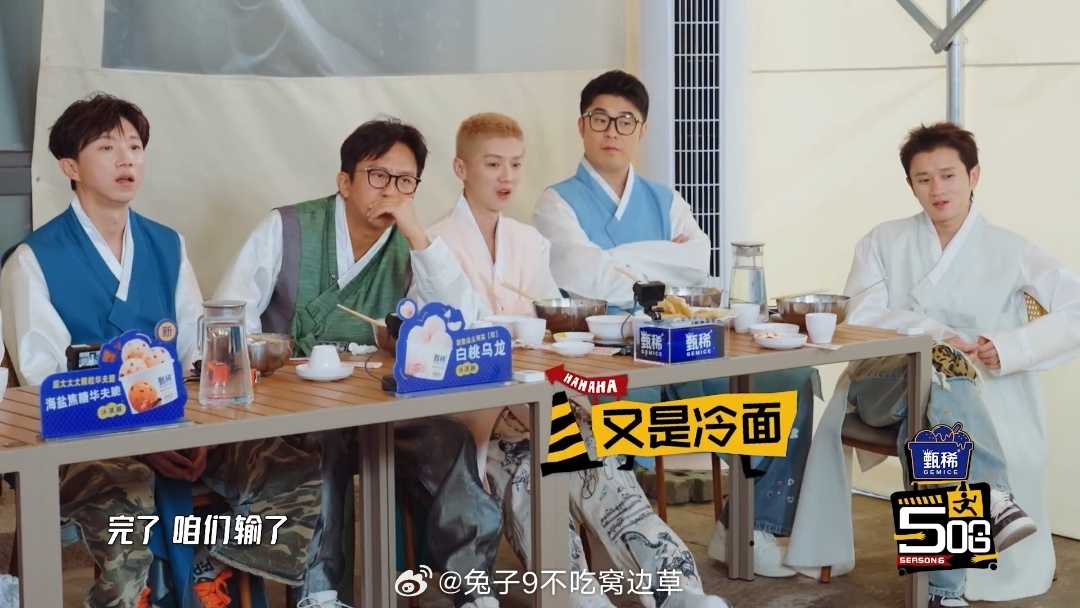 鹿晗粉色朝服是自己选的鹿晗一直在going 粉色朝服衬得鹿晗粉粉嫩嫩，他自己挑的