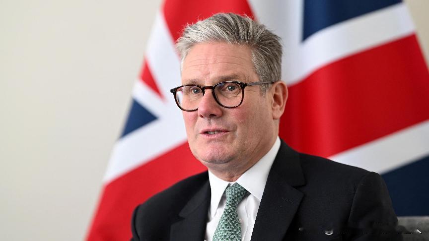 英国军队拦截了一艘影子油轮，斯塔默第一时间发文庆功。但有一件事他没说清楚：单边军