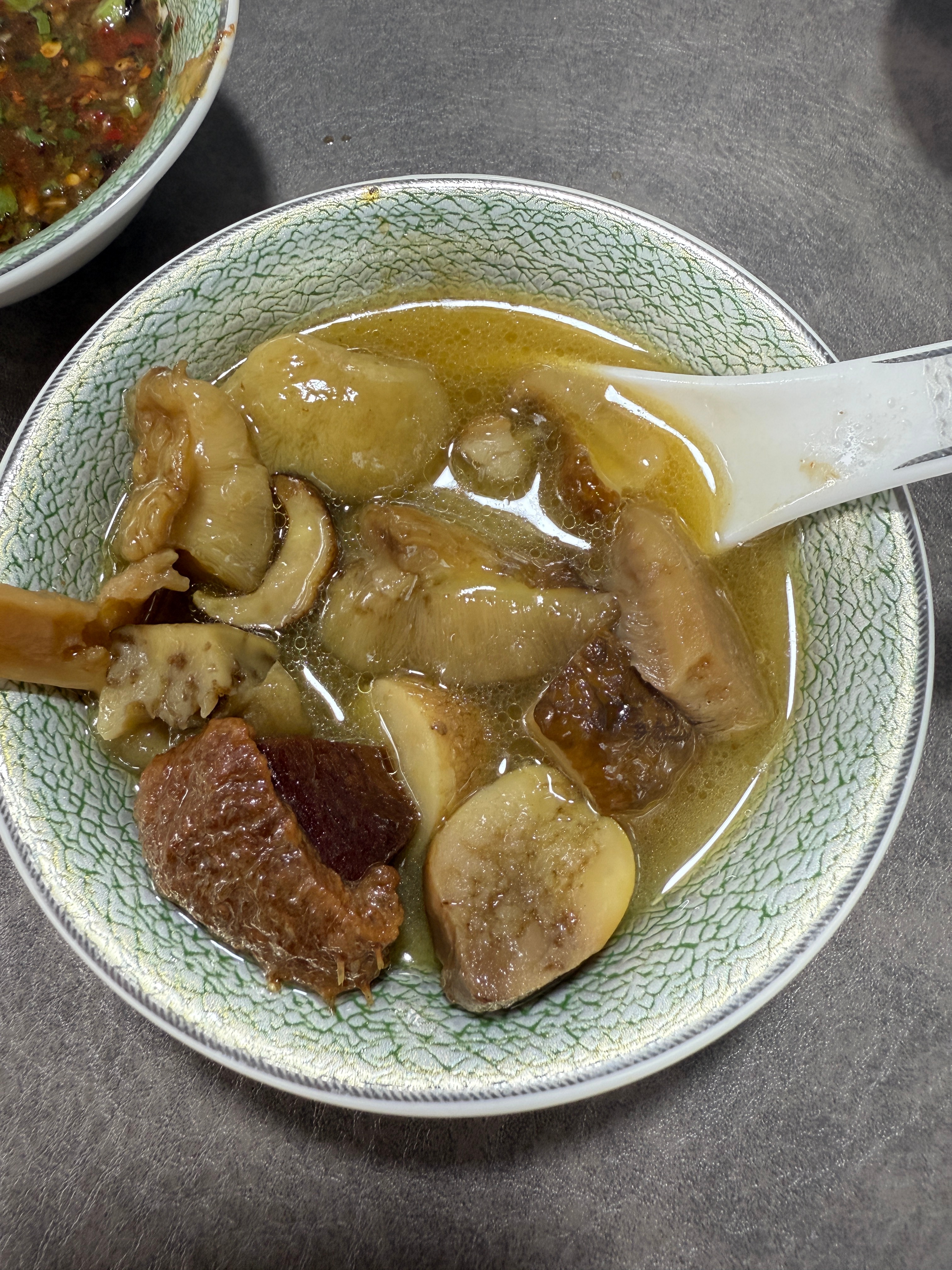 红伞伞白杆杆～吃完一起躺板板～🍄🟫虽然这个季节只能吃冻的毒菌子，但是耐不住我