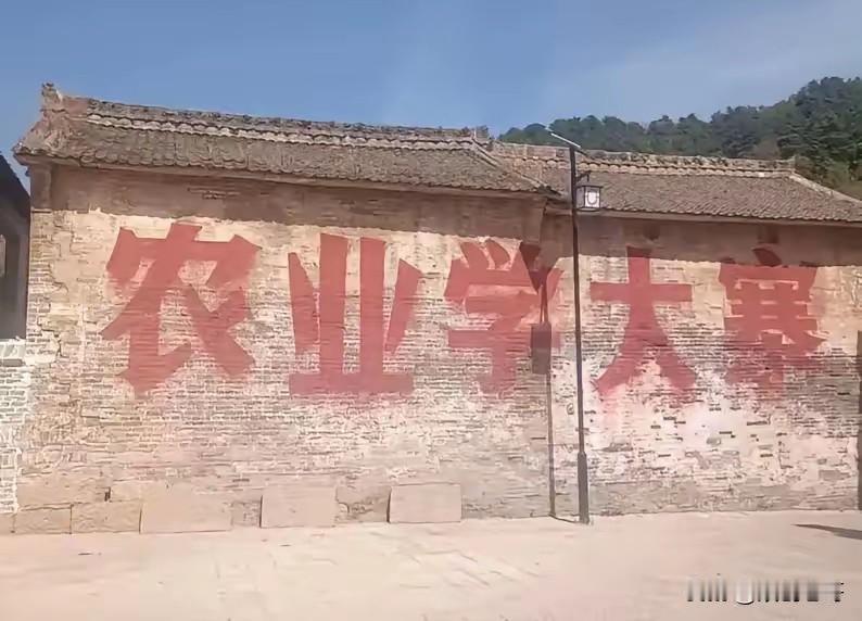 有些人至今还停留在那个时代。快五十年了，改革开放新时代使中国发生了举世公认的巨大