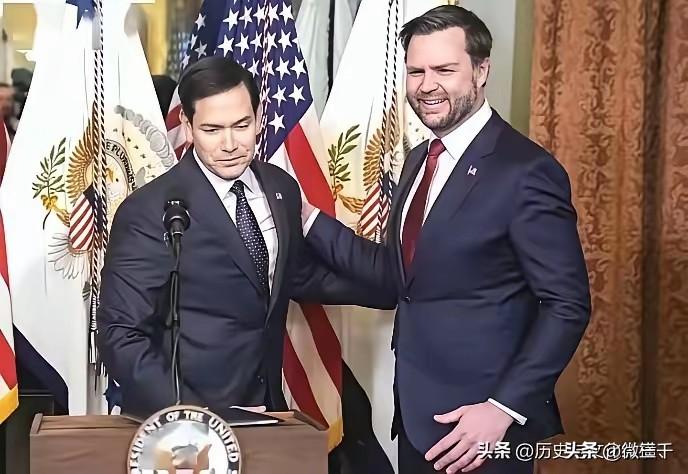 如果先看图2再看图1，是不是会觉得万斯是在强装微笑，其实心里有点儿没底！