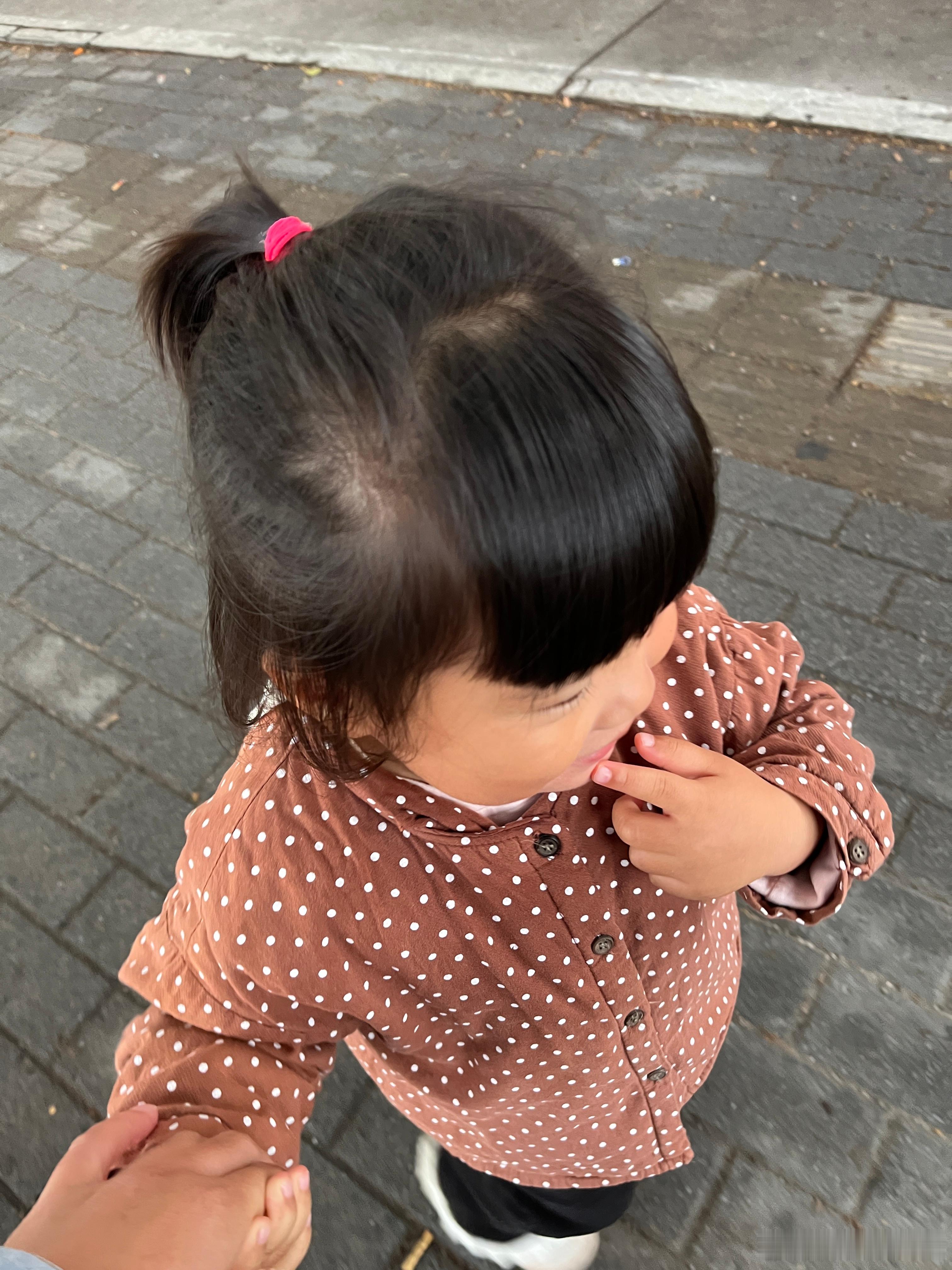 开开心心上学去，上完今天，就可以放假两天，终于放假了，开心。她问我是哪个老师在那