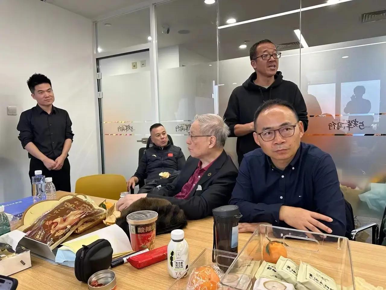 看看这些图片，大家认识多少个人？
全部都是一些老总亲自来学习东方甄选的网红经济 