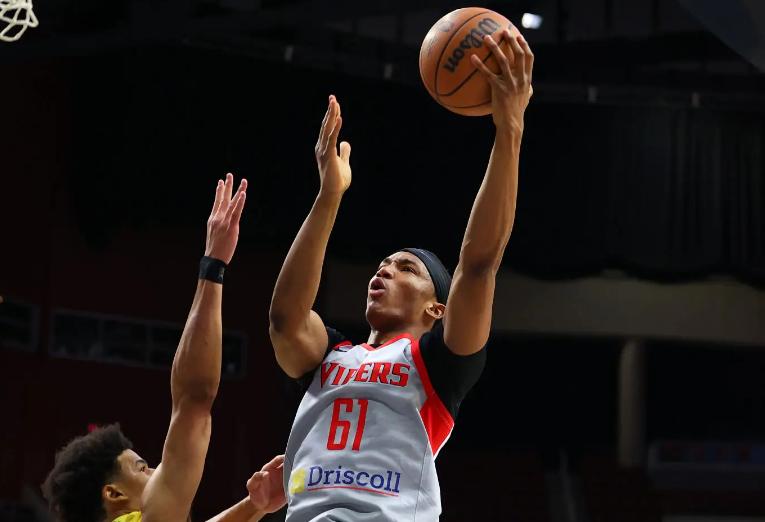 火箭二队里奥格兰德峡谷毒蛇以122比123输给了快船二队圣迭戈快船，但是火箭二队