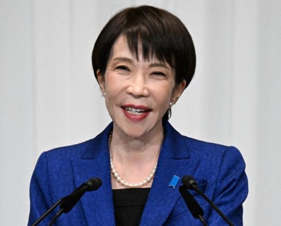 武部新坐上农林水产大臣的位子刚满一周，就卷进了政治资金问题。更尴尬的是，他的前任