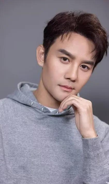 王凯估计很难结婚了，
原因很简单，
不是他年纪大，没人喜欢，而是他早就看透了婚姻