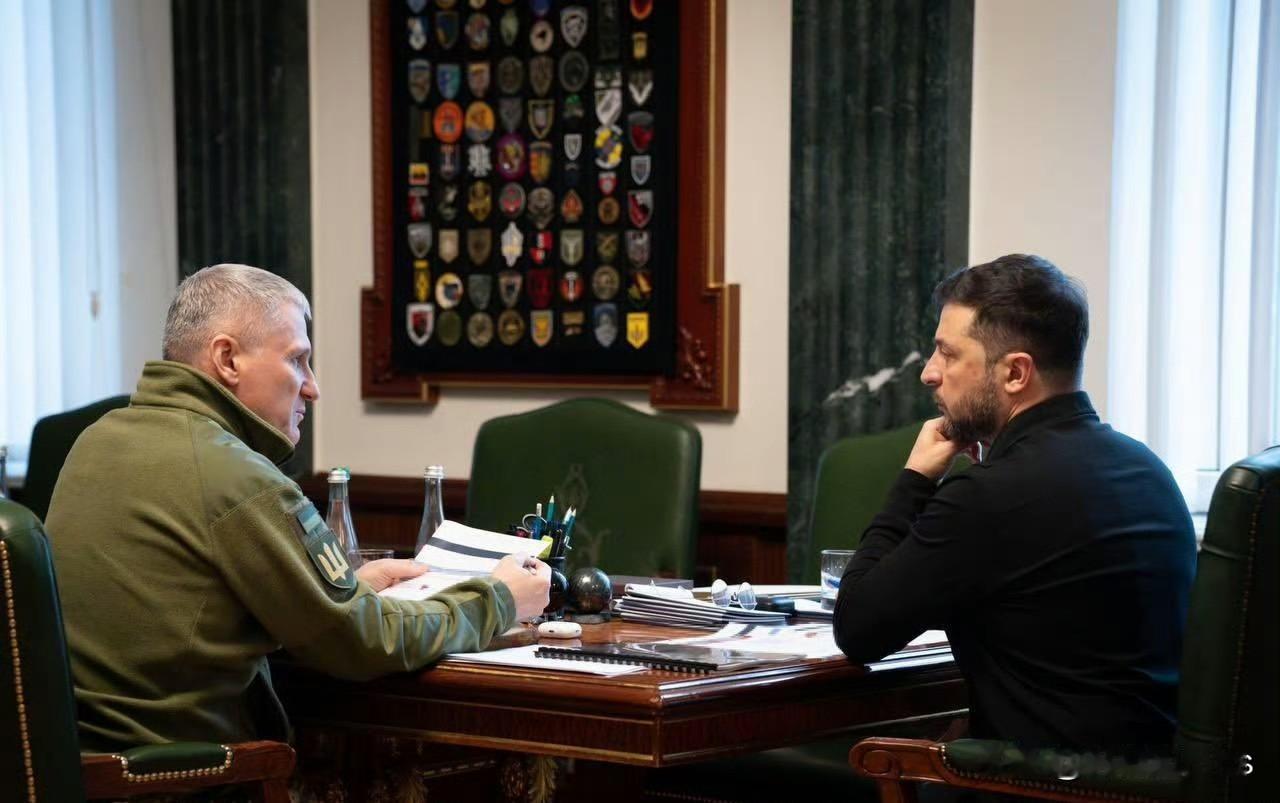 泽连斯基谈到了制裁对俄罗斯经济的影响。

乌克兰总统听取了对外情报局局长奥列格·