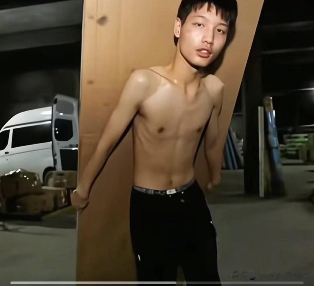 16岁少年搬货救妹：“我可以烂在泥里，但我妹不行！”
 
16岁本该是在校园里撒
