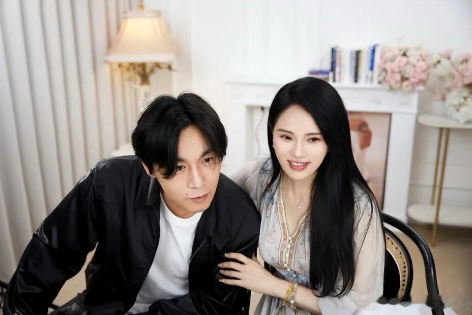 伊能静和秦昊最近同框，一眼就能看出岁月痕迹，这很正常，谁过十年不变老啊。但那股子