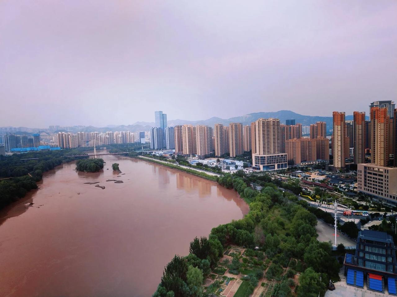 黄河楼俯仰于母亲河畔，在16层观景平台上远眺黄河上游，可以将黄河尽收眼底。黄河楼