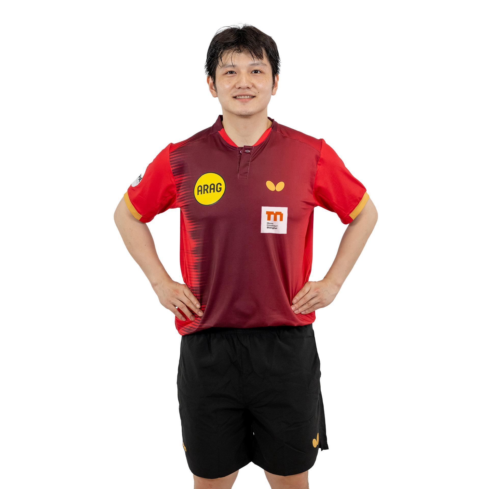 樊振东的自我介绍樊振东杜塞尔多夫官网自我介绍。我是樊振东，29岁，右手持拍。我的