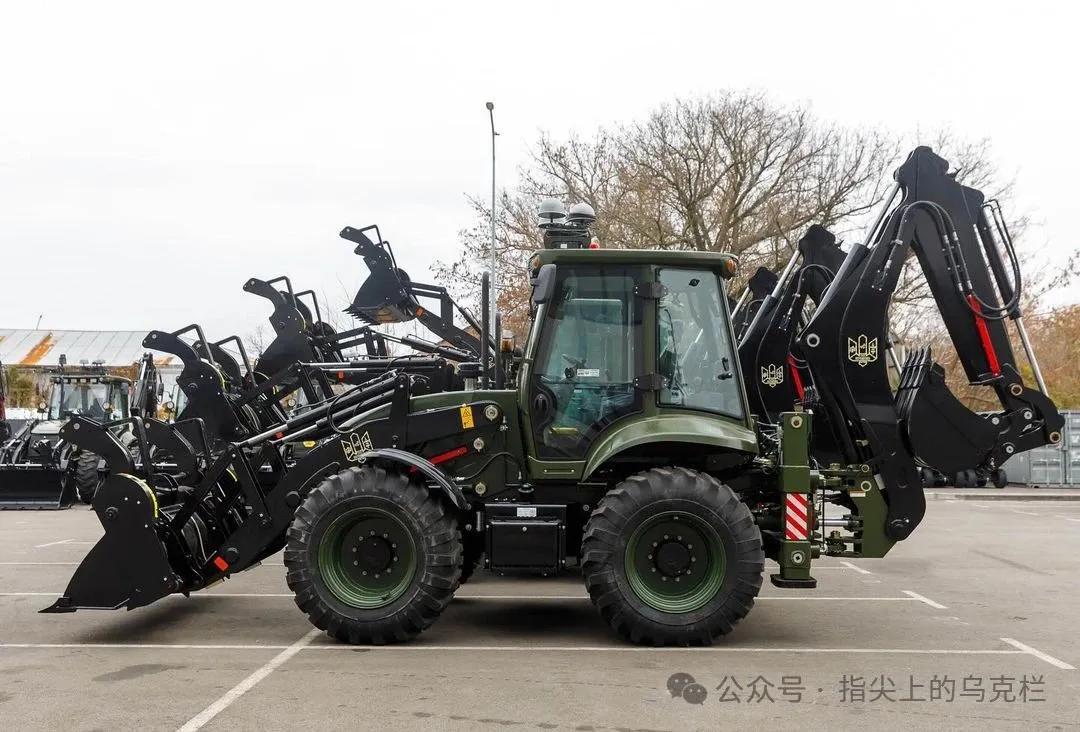 乌克兰🇺🇦前总统波罗申科再次向前线捐赠大批物资。（图片来源：指乌君）