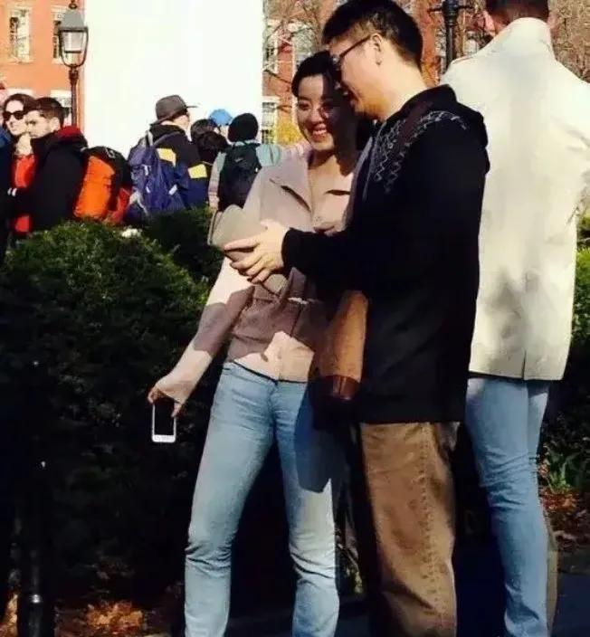 还在和刘强东谈恋爱的奶茶妹妹，穿着朴素，笑容纯真，看起来像个天真的小朋友。这一组