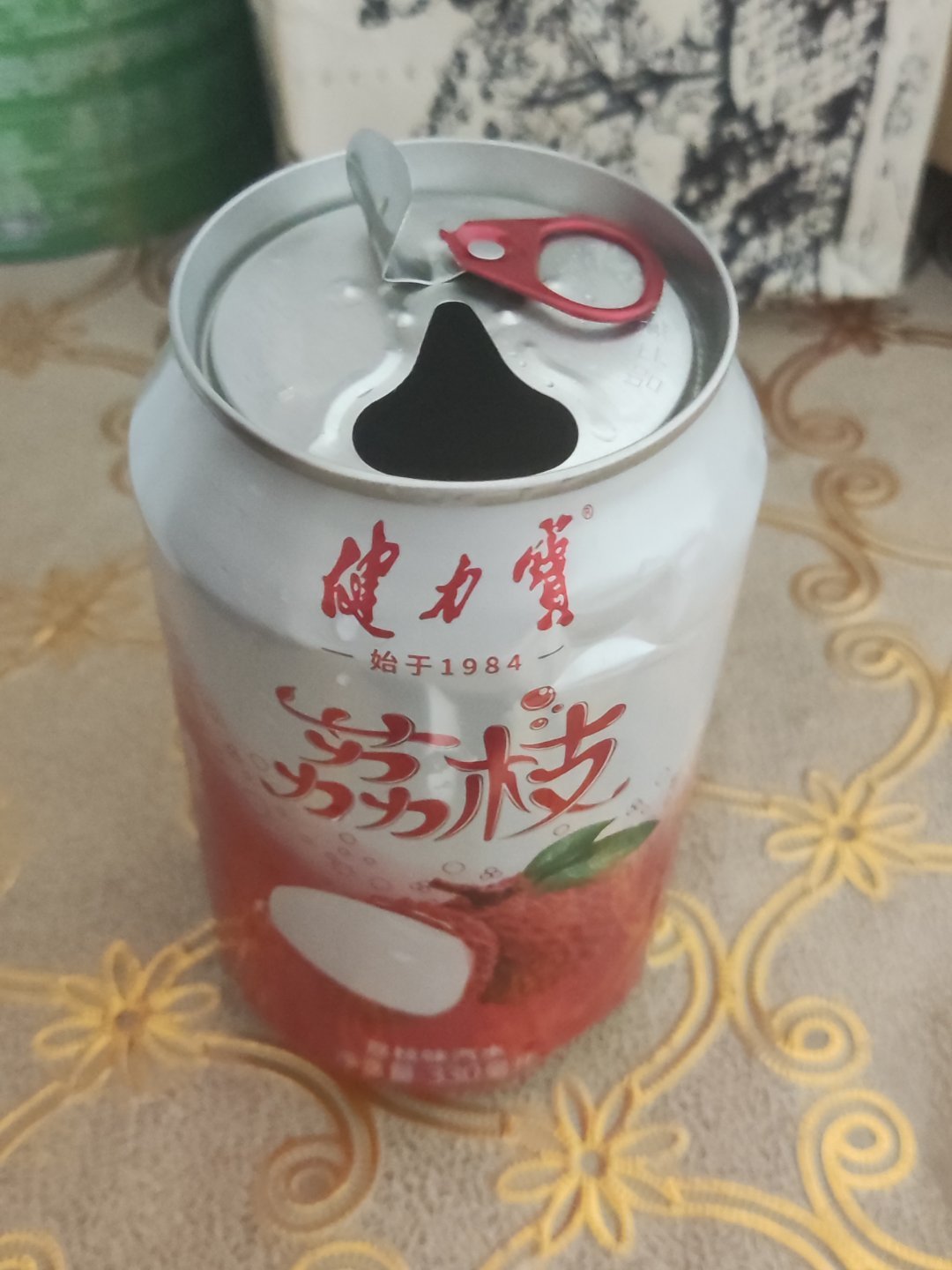 七夕最浪漫饿就是荔枝饮料了 还给我送了一💍 在上面 虽然戴不进去不合适