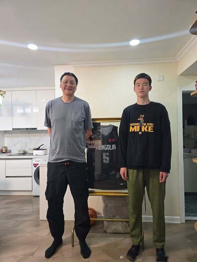 又一个210公分的蒙古中锋苗子，今年14岁，Sharavjamts Tseren