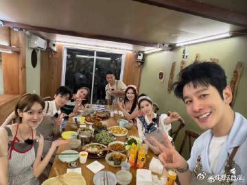 靳梦佳给黄晓明哄成胚胎了 每次看到他们的互动，都感受到无形的爱意在流动，靳梦佳用
