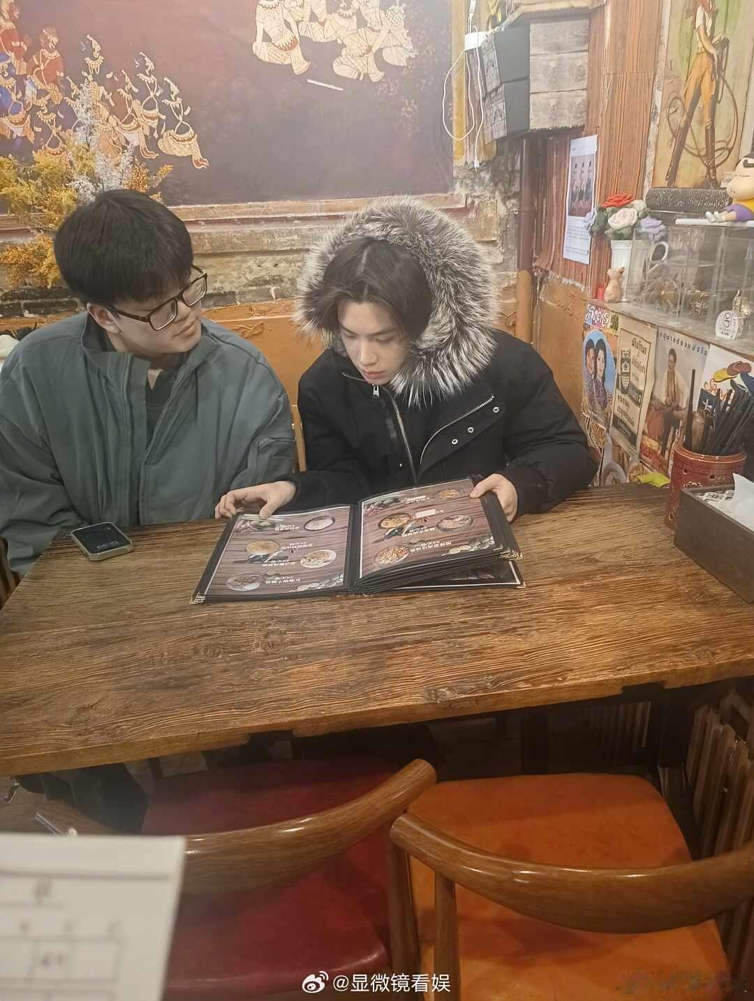 黄明昊泰国餐厅被偶遇 网友在杭州的泰国餐厅吃饭偶遇黄明昊，小贾私下被抓拍的生图都