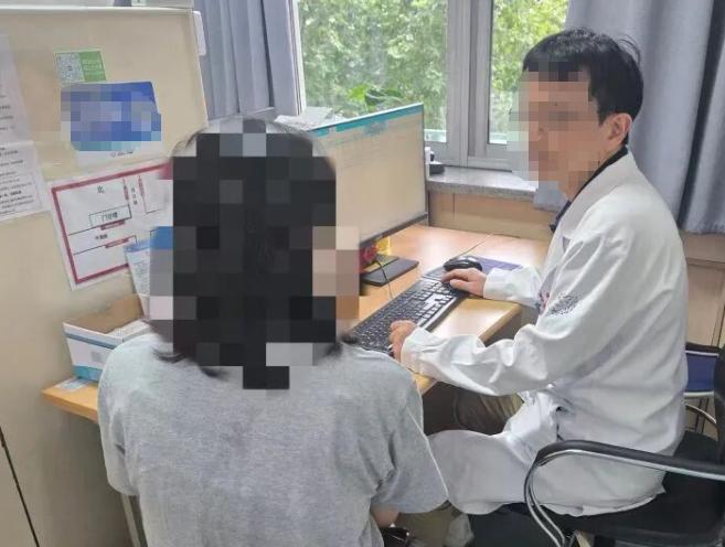 浙江杭州一名27岁年轻女孩小卢，去年夏天和男朋友出门短途游玩，为了方便省钱，在当