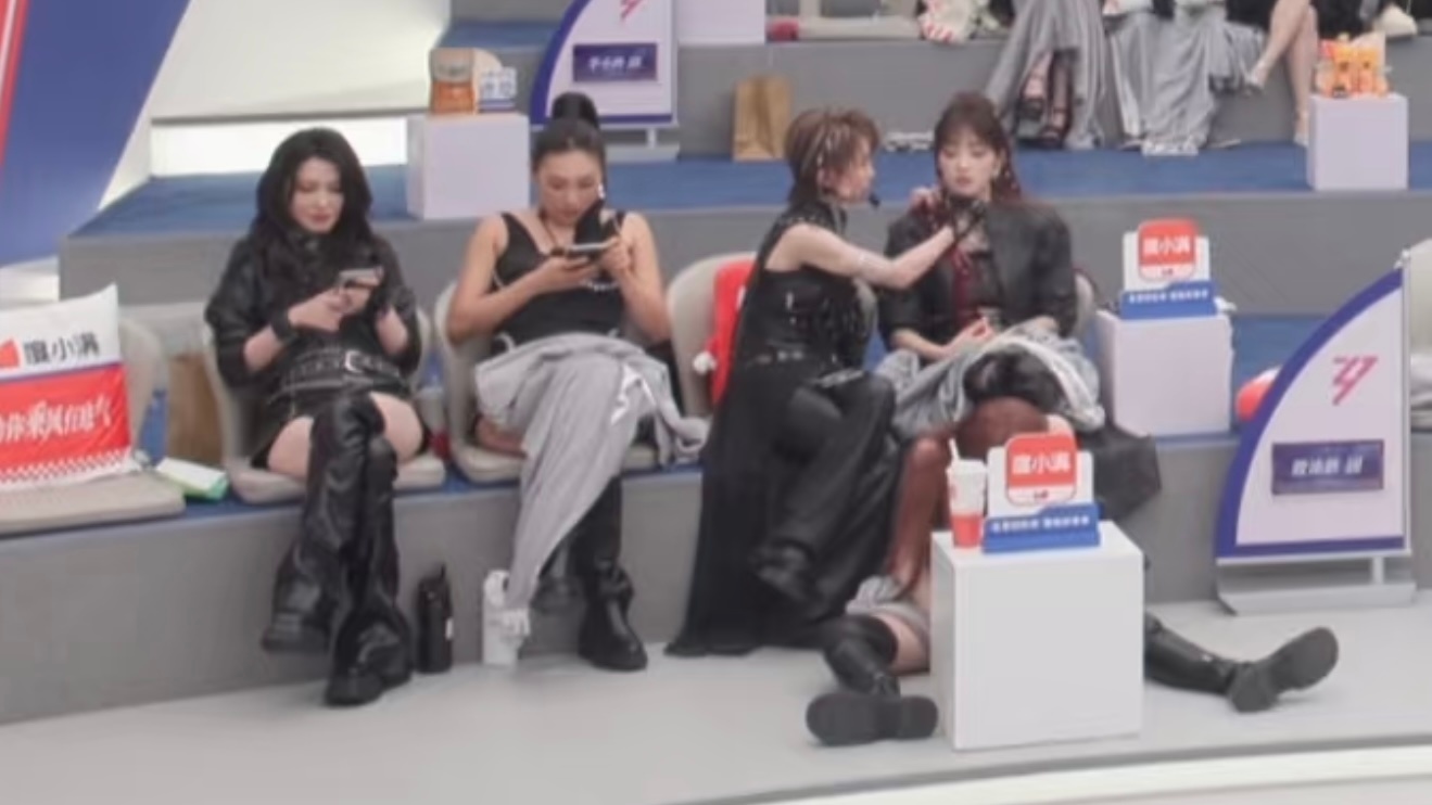 黄灿灿为了维持不会露出笑容保持冷酷的人设出现了这样的姿势