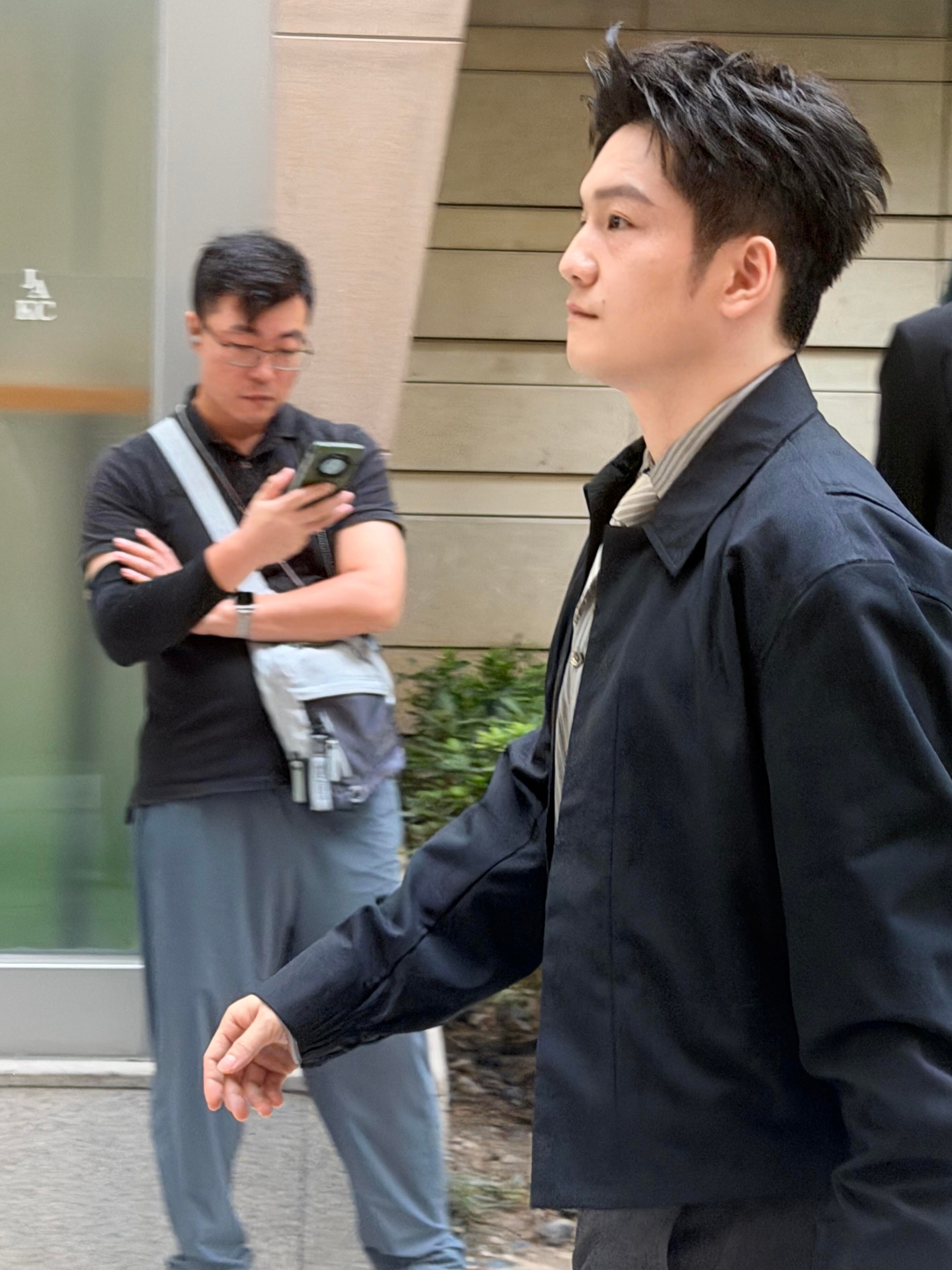 樊振东帅气造型闪现上海上海活动氛围感天花板！樊振东一袭沉稳黑衣亮相，身姿挺拔气质