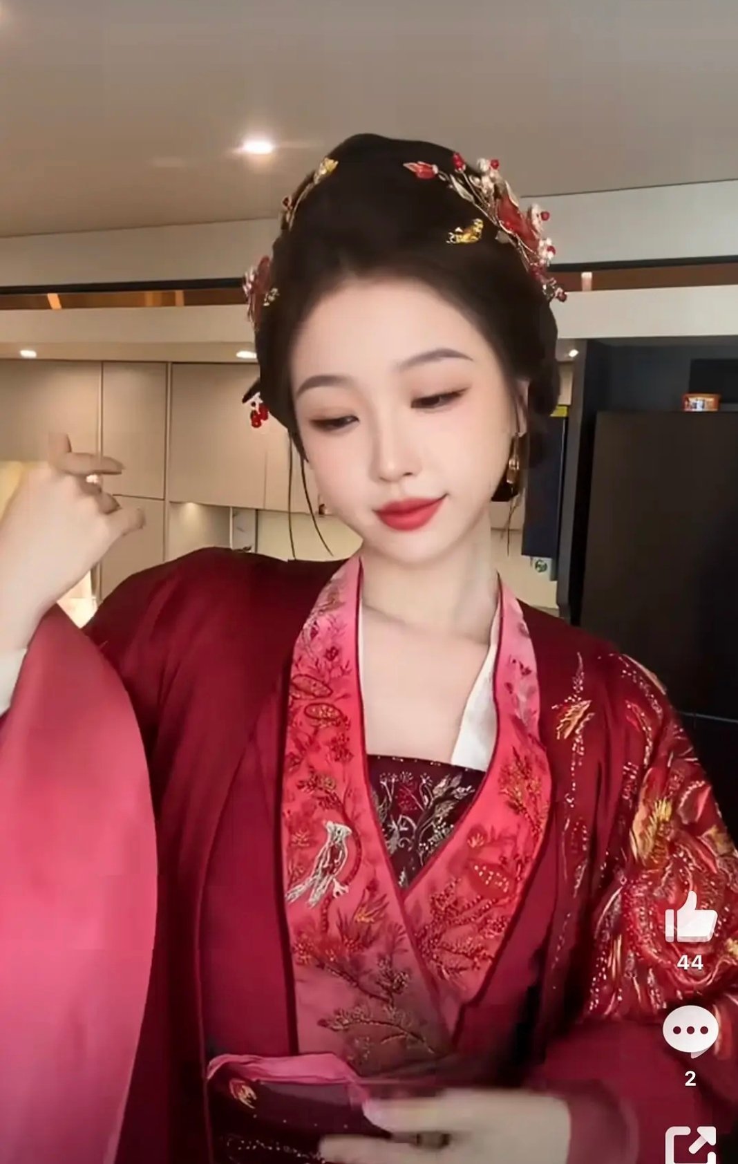 虞书欣这种鲜活又独特的风格，在内娱真的找不到代餐，辨识度拉满，路走得宽，肯定还能