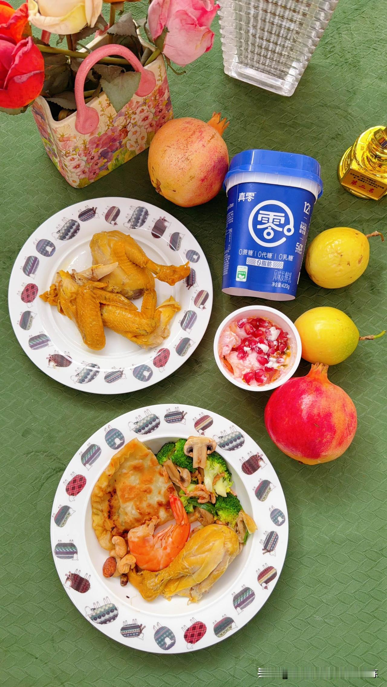 蔬菜肉馅饼半个，盐焗鸡鸡腿一个，南极磷虾炒蘑菇西兰花，软籽石榴，纯甜大黄金百香果