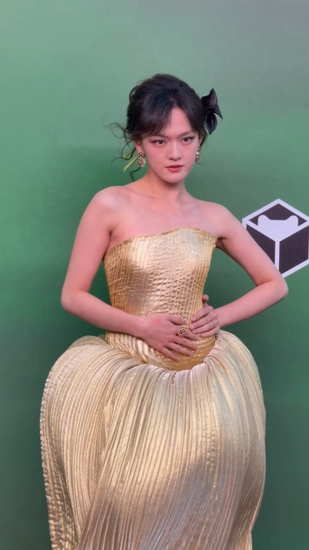 文淇的调色盘，这次打翻了紫色和金色🎨头上的紫色马蹄莲完全点睛之笔[捂嘴哭]文淇