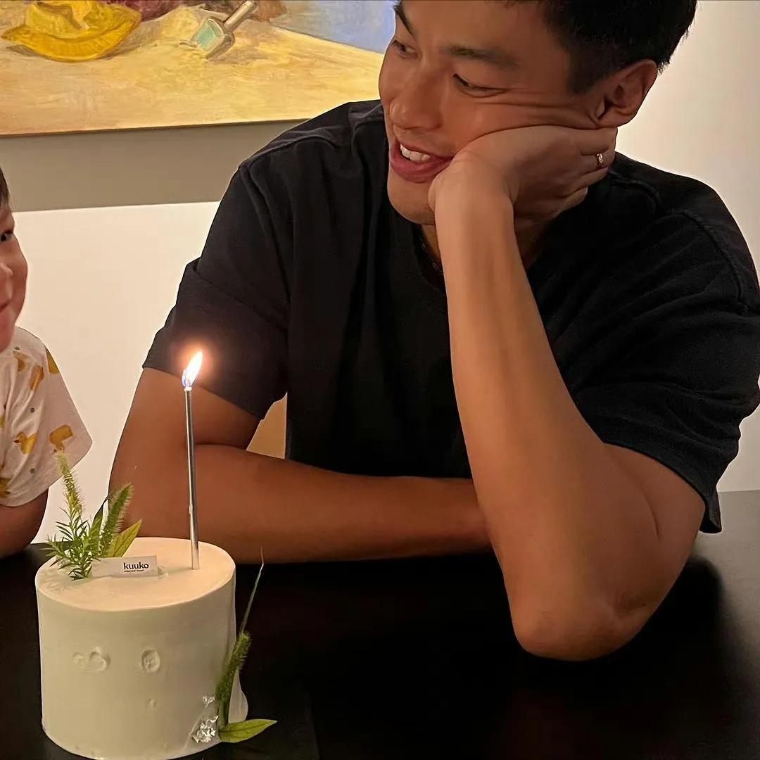 杨祐宁迎来了41岁生日，而她老婆阿梅用镜头记录了杨祐宁的一天状态，有开心，有俏皮