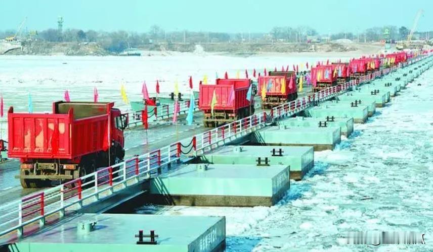 黑龙江已经封冻，中国黑河和俄罗斯布拉戈维申斯克之间的跨江浮桥已经建设完毕，1月3