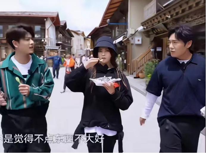 杨超越：“你请我吃个东西呗。”

秦昊：“不是我不请你，妹妹啊，不是妹妹，孩子，