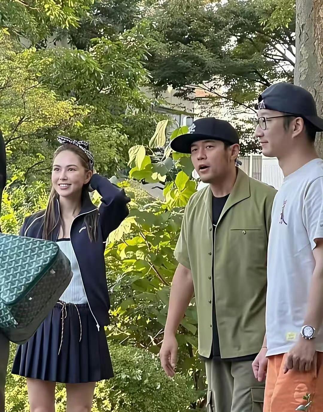 说实话，看着他俩现在的照片，确实挺扎眼的。周董这些年发福明显，加上旧伤缠身，整个