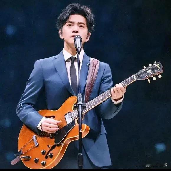 三栖音乐人李健
李健1974年出生于黑龙江哈尔滨市，清华大学毕业，中国内地歌手、