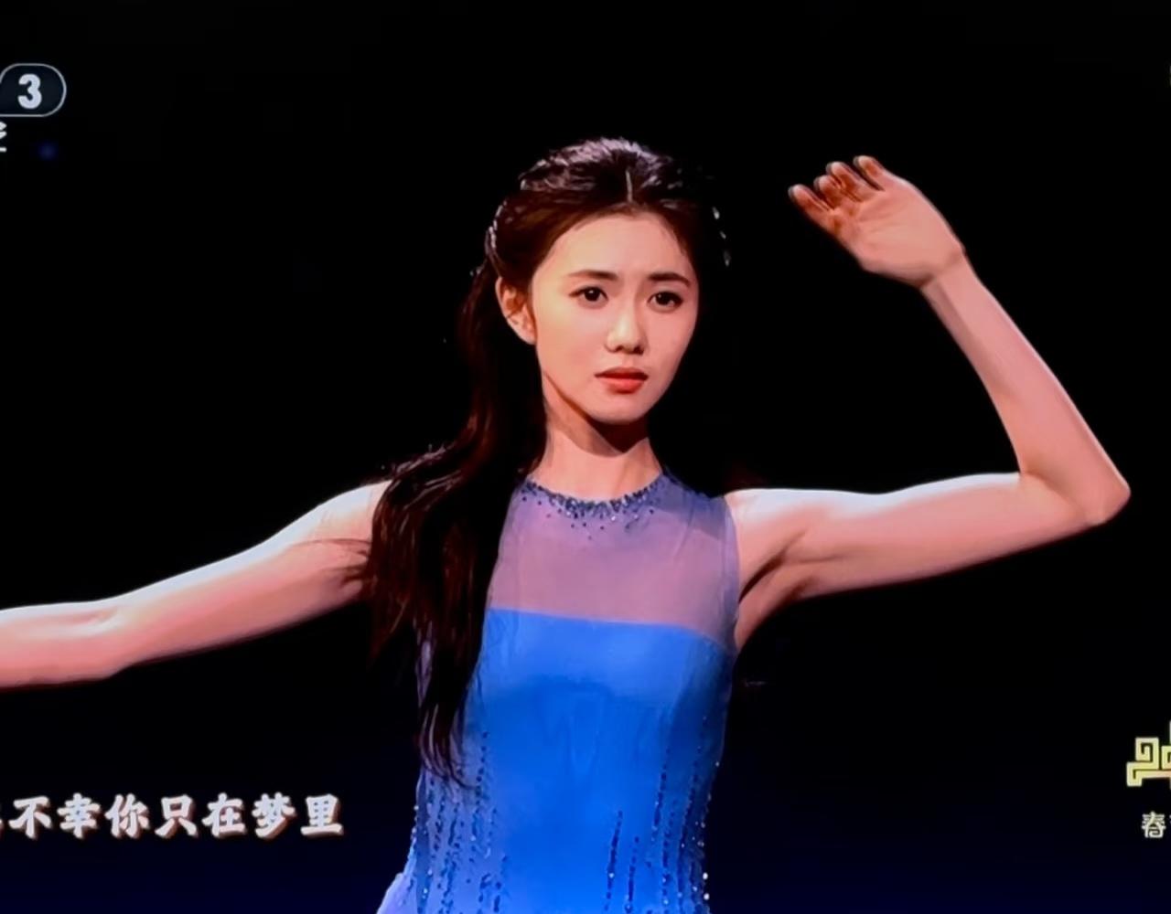春晚最出彩的当属刘浩存的舞蹈了吧，
简直就是仙女在人间跳舞，
舞姿优美，
感情充
