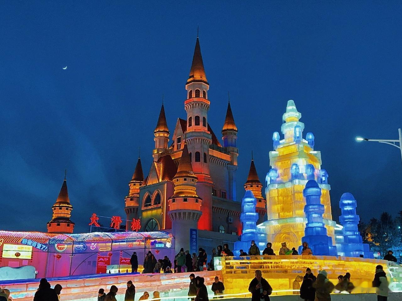 尽享冬日冰雪乐趣

· 核心特色：滑雪运动、冰雪景观、冰火体验
· 代表目的地：