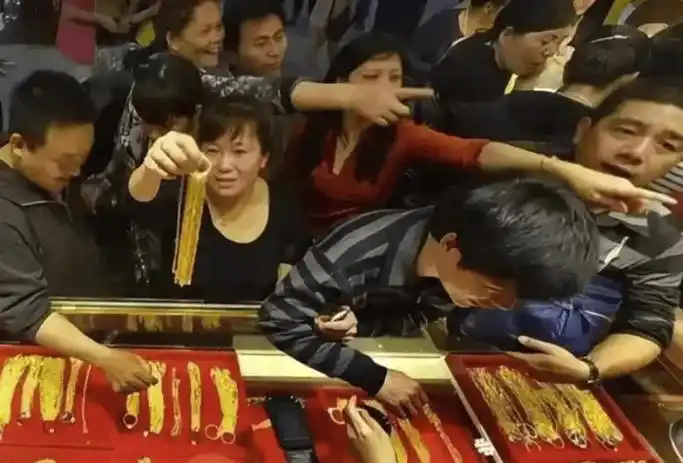黄金给所有人都上了一课炒黄金的本身就是投机分子，不值得同情！ ​​​