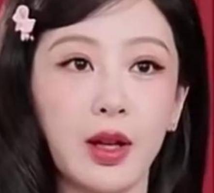 2026年4月13日晚，杨紫亮相蒙牛优益C抖音直播间。她身着HUISHAN ZH