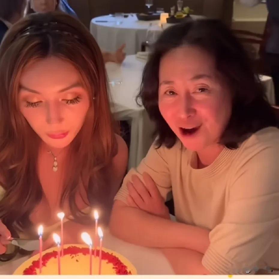 别看63岁的何超琼无儿无女
但其实人家早就体验过当妈妈的快乐了。

例如这照片里
