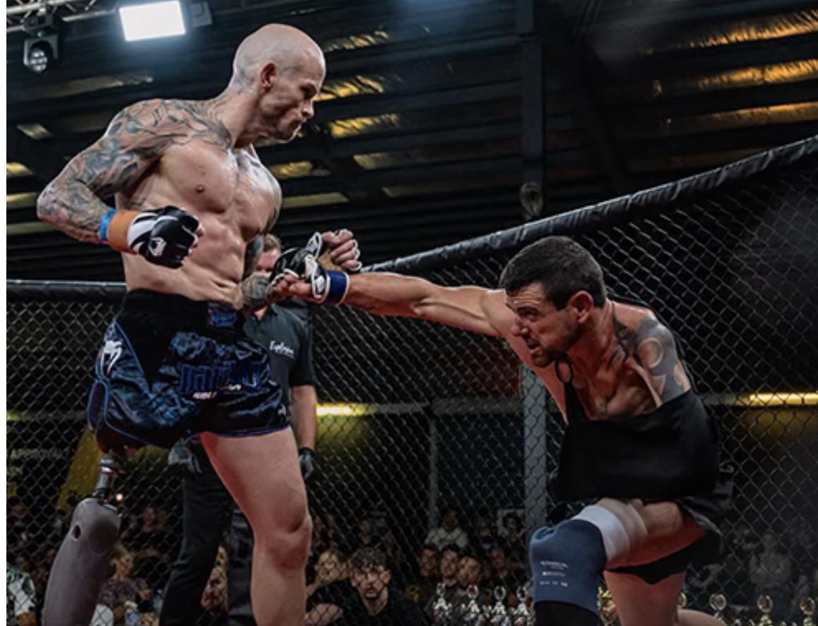 澳大利亚办了场截肢者笼斗赛，独臂选手赢了。更意外的是，他其实还少条腿——摩托车事