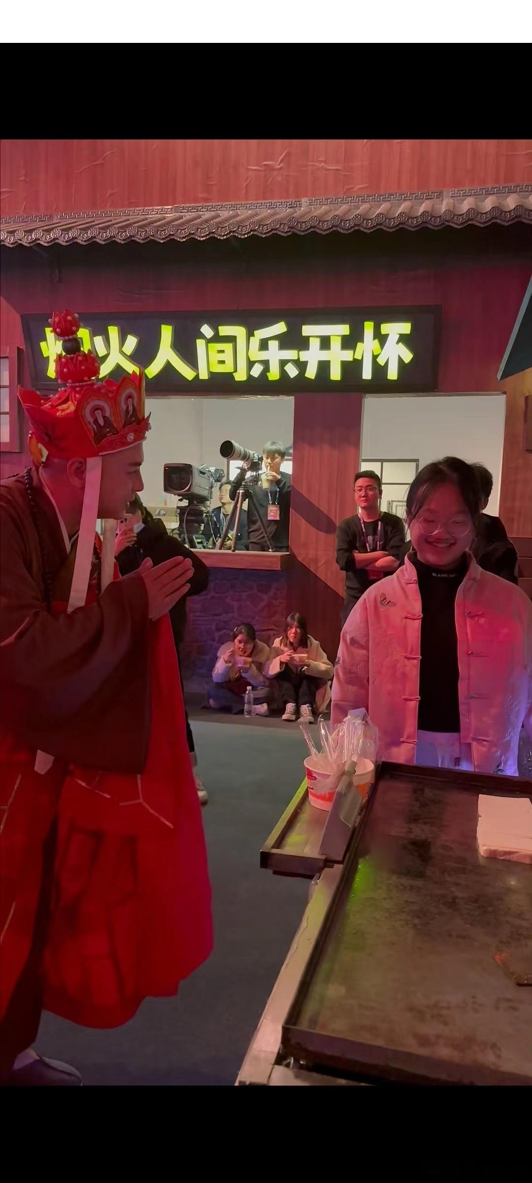 #为什么很多人喜欢吃路边摊#我觉得特别的接地气，打工人要的就是这种氛围#老铁联欢